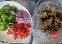 Illustration of how to stir-fry eggplant with green pepper 1