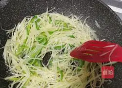 Illustration of how to make green pepper and potato shreds 10