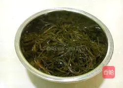 Illustration of how to make spicy kelp shreds 5