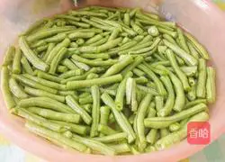 Illustration of how to make fried beans and lettuce 2