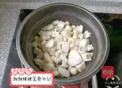 Illustration of how to make light stir-fried lotus sugar 5