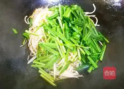 Illustration of how to make stir-fried bean sprouts with leeks 7