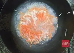 Illustration of how to make shredded carrots and potatoes 4