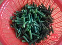 Illustration of how to make sesame garlic and green beans 3