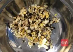 Illustration of how to stir-fry bitter wheat with black bean sauce 2