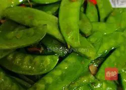 Illustration of how to make fried snow peas 13