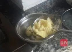 Illustration of how to make wolf tooth potatoes 7