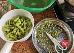 Illustration of how to make salted edamame 3
