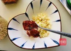 Illustration of how to dip and shred chicken breast in water 4