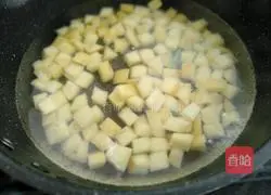 Illustration of how to cook potatoes with olives and vegetables 4