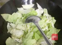 Illustration of how to make hand-shred cabbage 4
