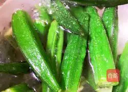 Illustration of how to make garlic steamed okra 3