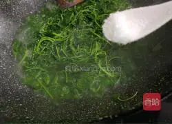 Illustration of how to stir-fry grass heads 9