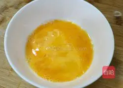 Illustration of how to make garlic and egg skin with shepherd's purse 1