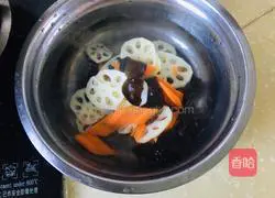 Illustration of how to make fried lotus root with fungus, carrot and lotus root 5