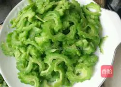 Bitter melon with eggs Illustration of how to do it 1