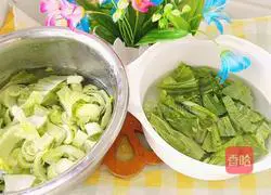 Illustration of how to stir-fry carrots and mustard greens 3