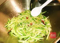 Illustration of how to make shredded zucchini 8