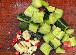 Illustration of how to make rattan fragrant cucumber 1