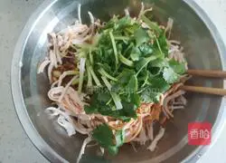 Illustration of how to make cold shredded chicken 12