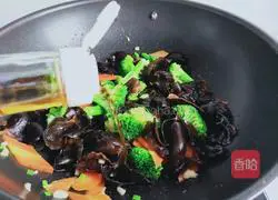 Illustration of how to make fried broccoli with fungus 8