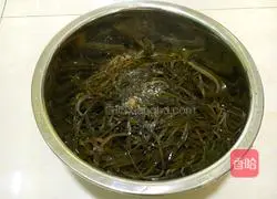 Illustration of how to make spicy kelp shreds 7