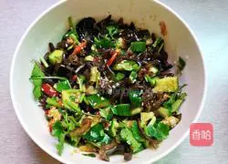 Illustration of how to mix cucumbers with shredded fungus 13