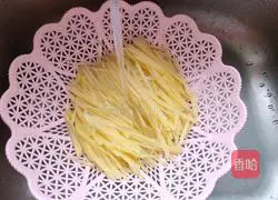 Dry-fried two-color potatoes Illustration of how to make silk 3