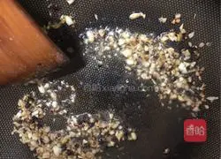 Illustration of how to stir-fry bitter wheat with black bean sauce 3