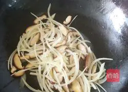 Illustration of how to stir-fry onions with mushrooms 4