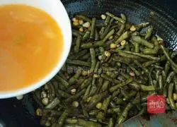 Illustration of how to make corn-fried cowpeas 11