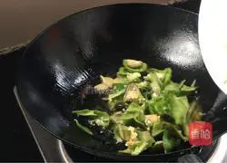 Illustration of how to stir-fry luffa with green pepper 7