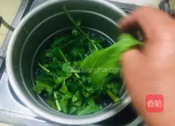 Illustration of how to make stir-fried radish leaves 1