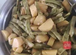 Illustration of how to make potatoes and beans stewed 6