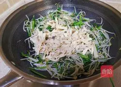 Illustration of how to stir-fry bean sprouts with bean skin and leeks 7