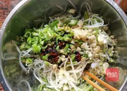 Illustration of how to make cold mung bean sprouts 5