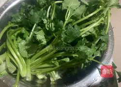 Illustration of how to make cold coriander tea 2