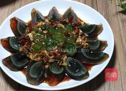 Illustration of how to make cucumber-rind egg flowers 9