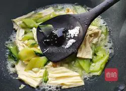 Illustration of how to stir-fry cucumber and yuba 4