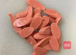 Illustration of how to stir-fry lettuce with ham and fungus 3