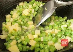 Illustration of how to stir-fry potatoes with green beans 9