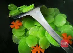 Illustration of how to make stir-fried lettuce slices 4