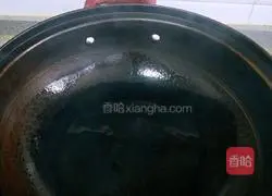 Illustration of how to stir-fry green vegetables with white jade mushrooms 4