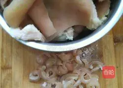 Illustration of how to make two-color meat jelly 4