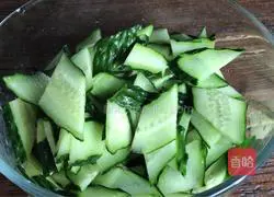 Illustration of how to make green pepper and cucumber 1