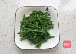 Illustration of how to make fried cowpeas and eggs 2