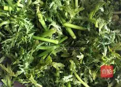 Illustration of how to make stir-fried chrysanthemum 4