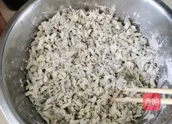 Illustration of how to steam locust flowers 1