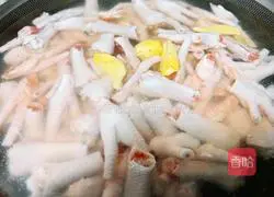 Illustration of how to make spicy and sour lemon chicken feet 4