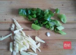 Illustration of how to stir-fry mushrooms and rapeseed 3